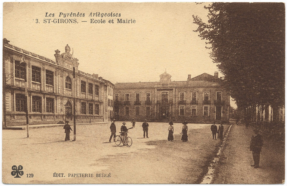 Les Pyrénées ariégeoises - 3 - Saint-Girons - Ecole et Mairie.