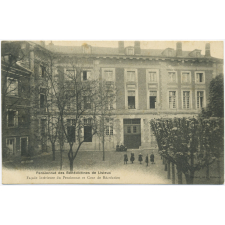 Pensionnat des Bénédictines de Lisieux - Façade intérieure du Pensionnat et cour de Récréation.