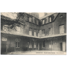 Cherbourg - Ecole Sainte-Chantal - Cour intérieure.