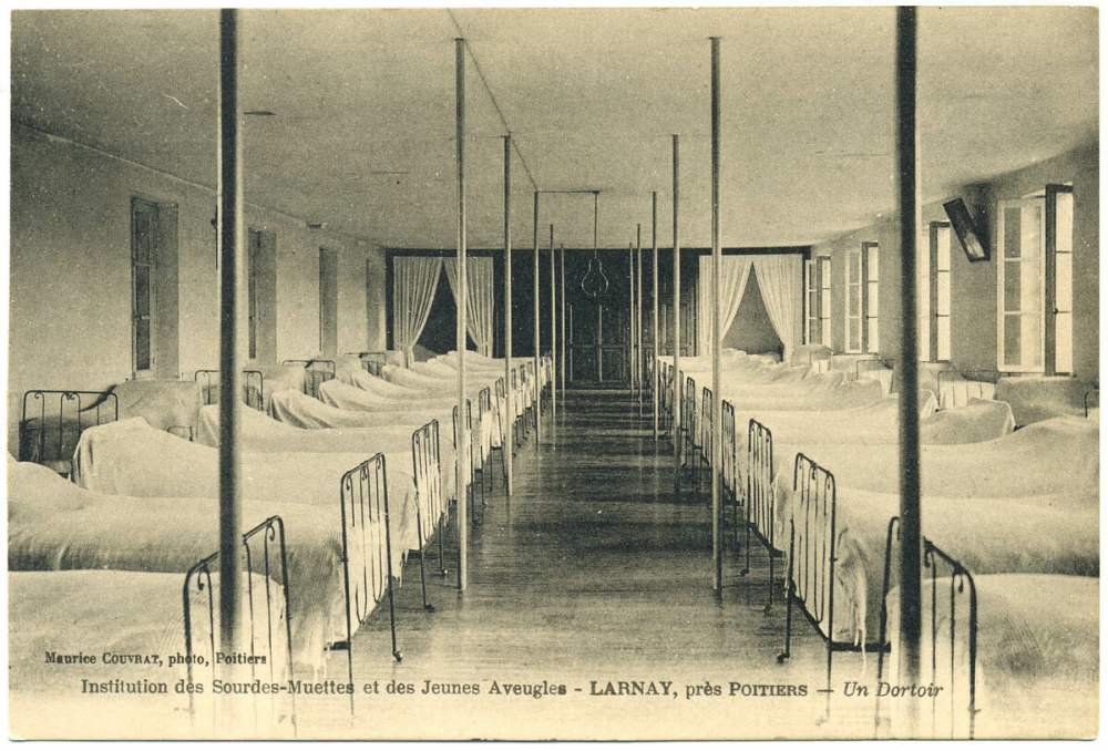 Institution des Sourdes-Muettes et des Jeunes Aveugles - Larnay, près Poitiers - Un Dortoir.