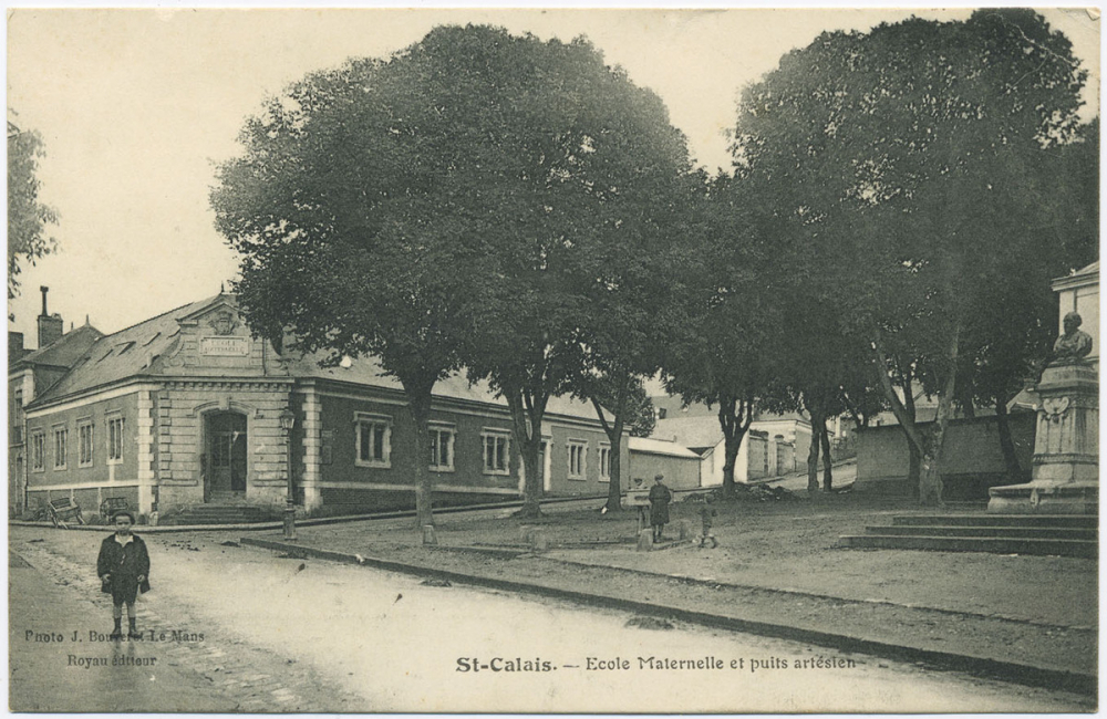 Saint-Calais - Ecole Maternelle et puits artésien.