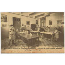 École Primaire Supérieure de Jeunes Filles de Carpentras - La Salle de Coupe, Couture, Repassage de l'Enseignement Ménager.