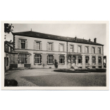 Fontainebleau - Institution Jeanne-d'Arc - Les classes sur la cour d'entrée.