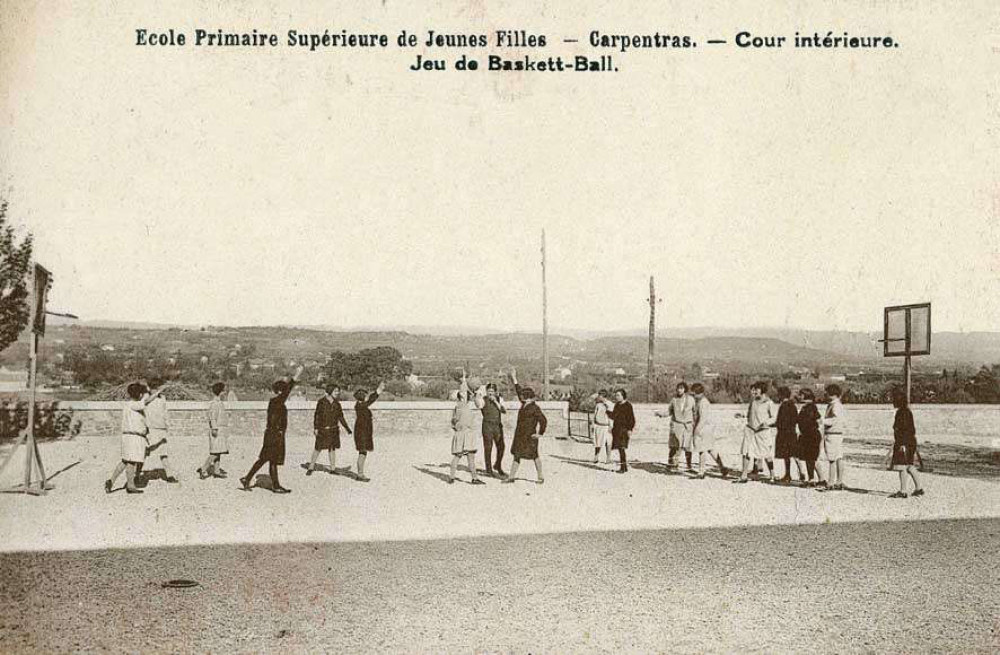 Ecole Primaire Supérieure de Jeunes Filles - Carpentras - Cour intérieure - Jeu de Baskett-Ball.