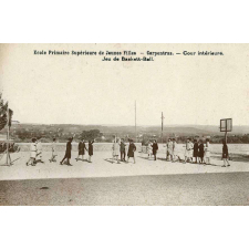 Ecole Primaire Supérieure de Jeunes Filles - Carpentras - Cour intérieure - Jeu de Baskett-Ball.