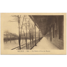 Lycée Carnot - Dijon - Une Galerie et Cour des Moyens.