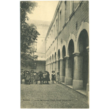 Mâcon - Lycée de jeunes Filles - Cour Intérieure.