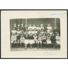 Photo de classe. Ecole de Saint-Loubès - Classe de CP - Année scolaire 1947-48.