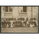 Photo de groupe des élèves d'une école primaire. 
