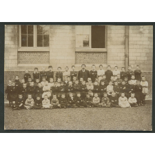 Photo de groupe des élèves d'une école primaire. 