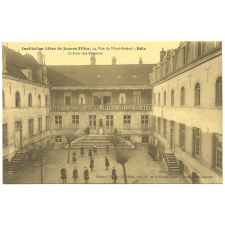 Institution Libre de Jeunes Filles, 14, rue du Mont-Roland - Dôle - La Cour des Externes.