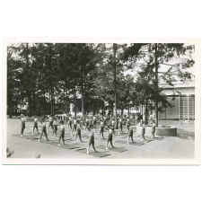 École de plein air permanente, Suresnes (Hauts-de-Seine) : leçon de gymnastique