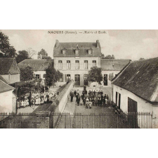 Naours (Somme) - Mairie et école.
