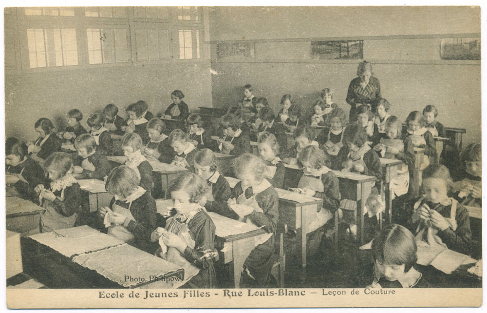 École de Jeunes Filles - Rue Louis-Blanc - Leçon de Couture.