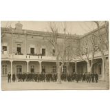 Ecole Normale d'Instituteurs d'Aix - Elèves dans la cour et sur la galerie. 