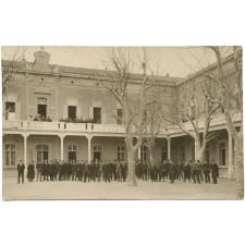 Ecole Normale d'Instituteurs d'Aix - Elèves dans la cour et sur la galerie.