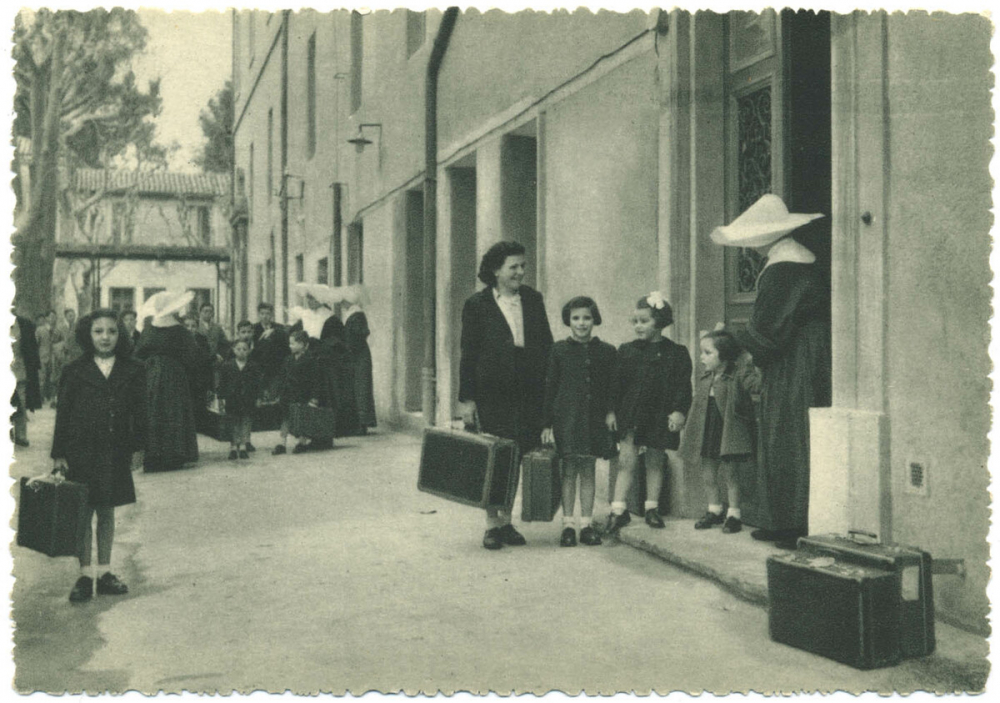 Institution des Sourds Muets et Jeunes Aveugles - Montpellier - La cour d'entrée.