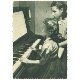 Institution des Sourds Muets et Jeunes Aveugles - Montpellier - Classe d'aveugles - Leçon de piano.