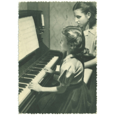 Institution des Sourds Muets et Jeunes Aveugles - Montpellier - Classe d'aveugles - Leçon de piano.