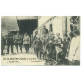 498 - La Grande Guerre 1914-15 - En Alsace - Ecole faite dans une cour de ferme par un maître soldat.