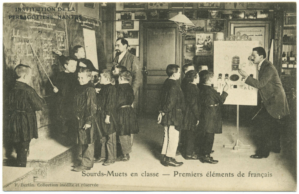 Institution de la Persagotière, Nantes - Sourds-Muets en classe - Premiers éléments de français.