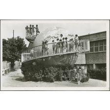 2 - Suresnes - École de plein air Permanente - La leçon de géographie - (Beaudoin et Lods, Architectes).
