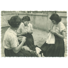 Institution des Sourds Muets et Jeunes Aveugles - Montpellier - Classe de sourdes-muettes - Travail manuel.