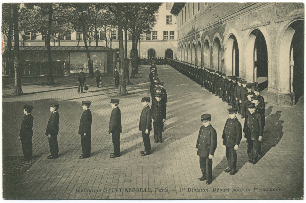 Institution Saint-Nicolas - Paris - 1ère Division - Départ pour la promenade.
