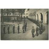 Institution Saint-Nicolas - Paris - 1ère Division - Départ pour la promenade.