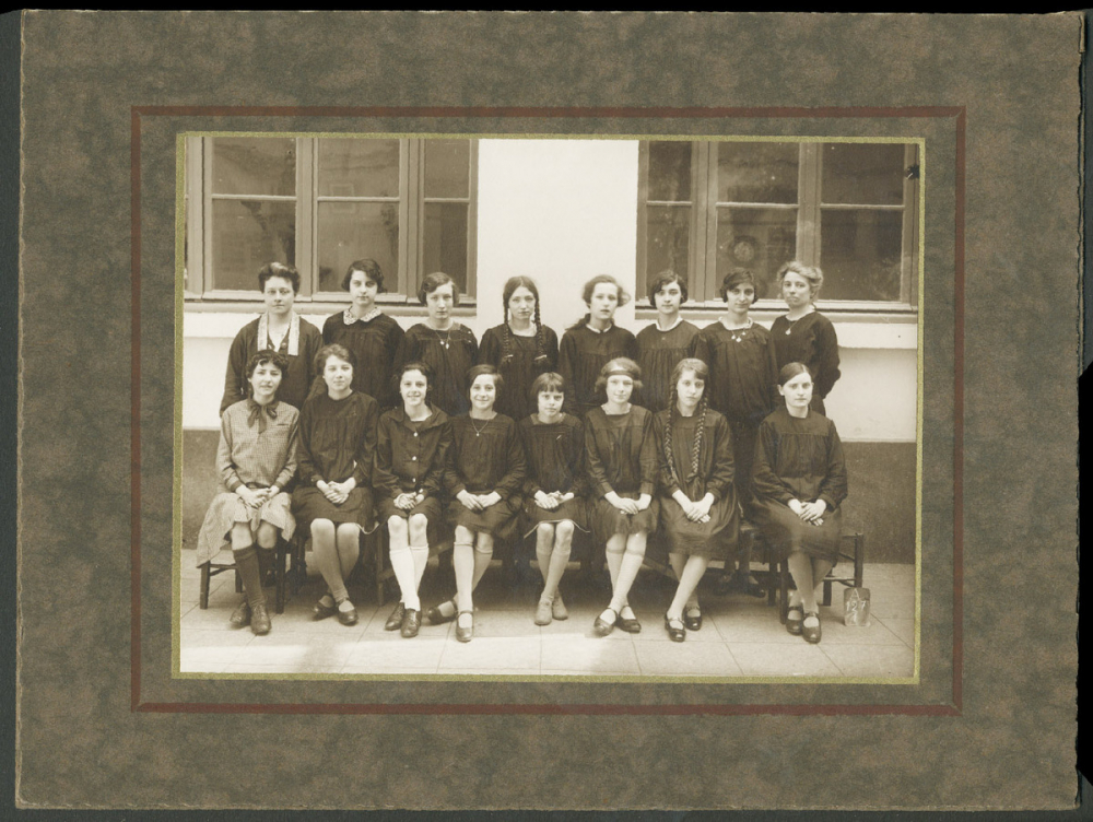 Photo de classe : Ecole paroissiale de filles St Thomas d'Aquin rue Perronet (Paris 7e).