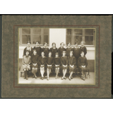 Photo de classe : Ecole paroissiale de filles St Thomas d'Aquin rue Perronet (Paris 7e).