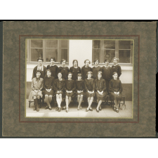 Photo de classe : Ecole paroissiale de filles St Thomas d'Aquin rue Perronet (Paris 7e).