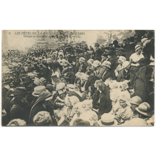 6 - Les fêtes de la Victoire, 14 Juillet 1919 - Groupe de Lorraines assistant au Défilé.