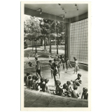9 - Suresnes - École de plein air Permanente - La douche des petits - (Beaudoin et Lods, Architectes).