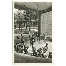 9 - Suresnes - École de plein air Permanente - La douche des petits - (Beaudoin et Lods, Architectes).