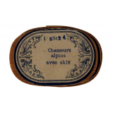 Chasseurs alpins avec skis.