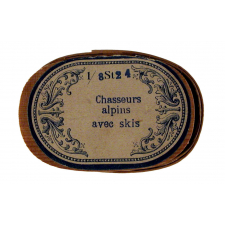 Chasseurs alpins avec skis.