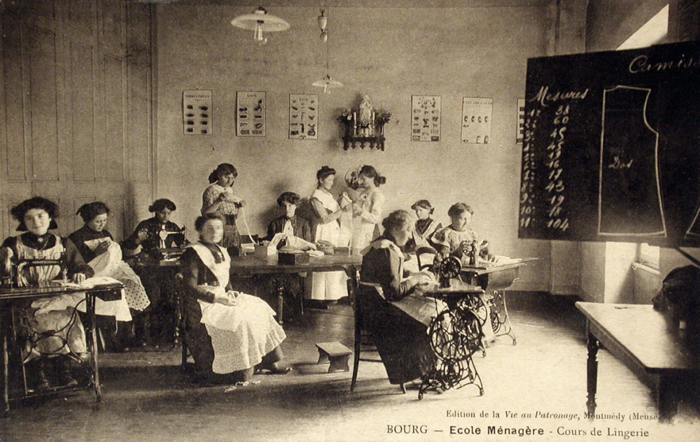 Bourg - Ecole Ménagère - Cours de lingerie.