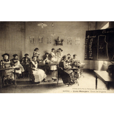 Bourg - Ecole Ménagère - Cours de lingerie.