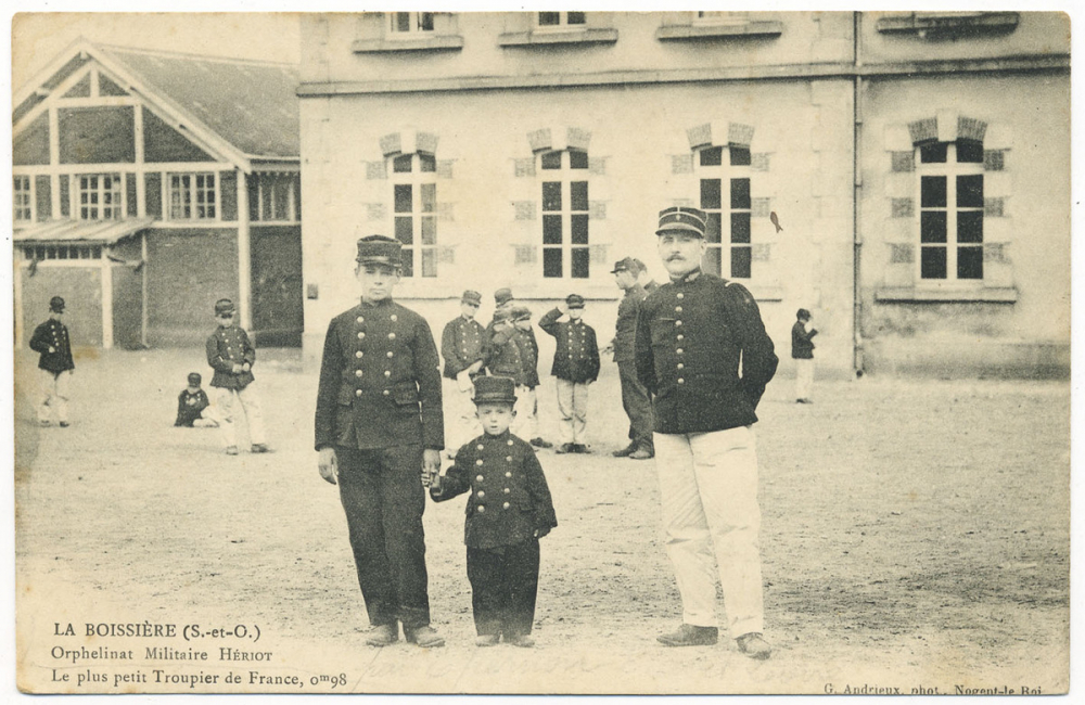 La Boissière (S.-et-O.) - Orphelinat Militaire Hériot - Le plus petit Troupier de France, 0m98.