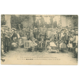 La Coupe des Tout Petits. Les voitures de course devant le contrôle à l'arrivée. Le n° 10 est Beaubier sur Bayard-Clément, classé 2e en 14' 20''.