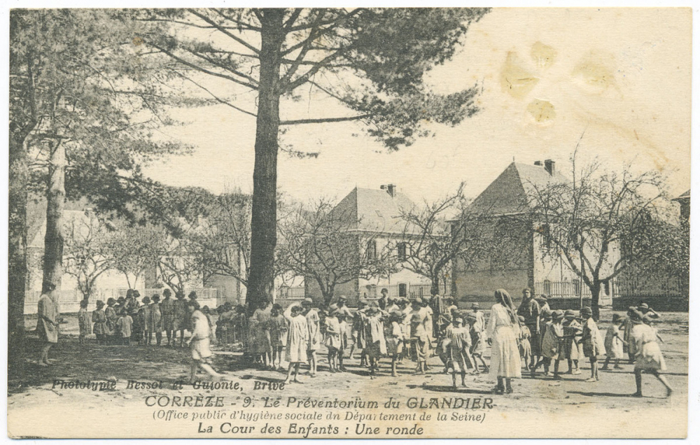 Corrèze - 9 - Le Préventorium du Glandier (Office public d'hygiène sociale du Département de la Seine) - La Cour des Enfants : Une ronde.
