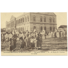 Catéchistes-Missionnaires de Marie-Immaculée - Nos petits Indiens - 14 - A l'Ecole Ste-Thérèse - La sortie.