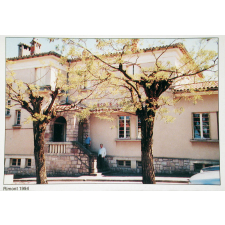 Rimont 1944 : Avec l'ouverture de l'école dans un baraquement, c'est la vie qui renaît.
Rimont 1994 : La nouvelle école est bien accueillante pour les petits Rimontais.