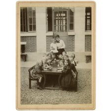 Fabrication de charpie à l'école maternelle du Tréport - 6 juillet 1915.