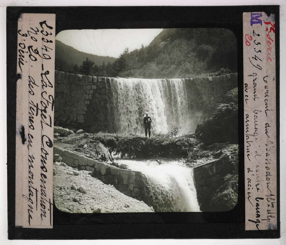 Conservation des terres en montagne et sur les pentes. Action de la forêt sur le sol et sur le régime des eaux, pâturages, prés, bois, correction des torrents. Torrent du Bossodon (Hautes-Alpes). Grand barrage et contre barrage avec armature d'acier.