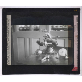Histoire du diamant. Machine à scier le diamant, porte-diamant baissé.