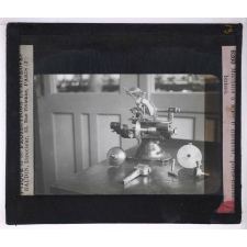 Histoire du diamant. Machine à scier le diamant, porte-diamant baissé.
