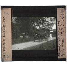 L'Inde. Ceylan, voiture sur la route de Kandy à Damboola.