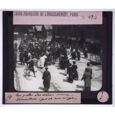 Les Civils pendant la guerre. Aux portes des usines aucune bousculade.